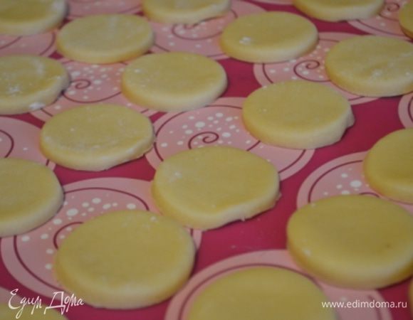 Выложить заготовки на противень с силиконовым ковриком или бумагой для выпечки. Выпекать 10-12 минут, не больше при 180 гр. Готовое печенье надо полностью остудить.