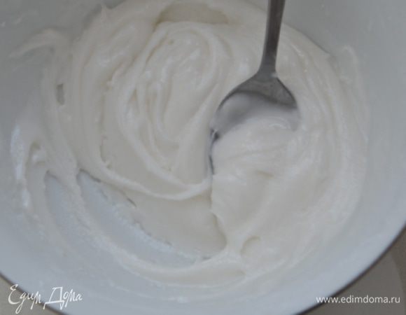 Высыпаем пудру в мисочку и начинаем постепенно, маленькими порциями добавлять сок и перемешивать. Сразу вливать его не надо весь, глазурь должна быть густой, но в тоже время легко наносится на печенье. 