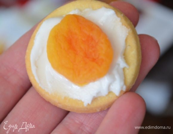 На печенье наносим глазурь, а сверху кладем одну курагу, которую я заранее залила кипятком и дала ей распарится. Потом обсушила и только тогда выкладывала на печеньку. )