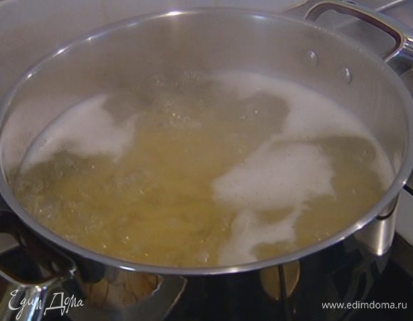 Макароны отварить в подсоленной воде согласно инструкции на упаковке, затем воду слить, немного сохранив.