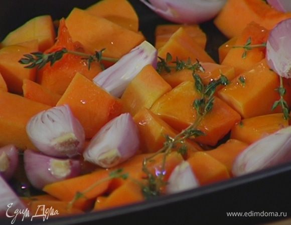 Нарезанную тыкву выложить в небольшой глубокий противень, посыпать листьями тимьяна, сбрызнуть оливковым маслом, добавить шалот, посолить, поперчить и слегка встряхнуть.