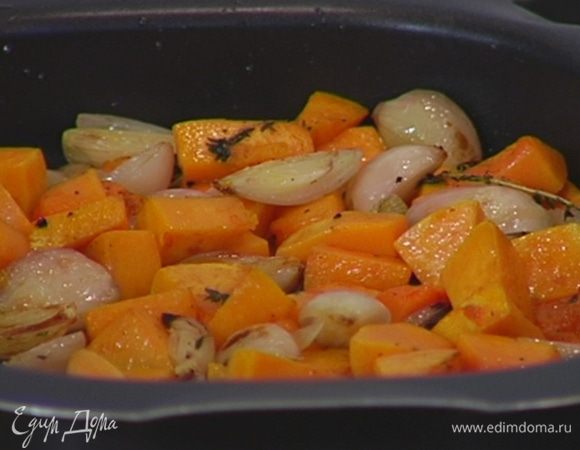 Запекать тыкву с шалотом в разогретой духовке 15–20 минут.