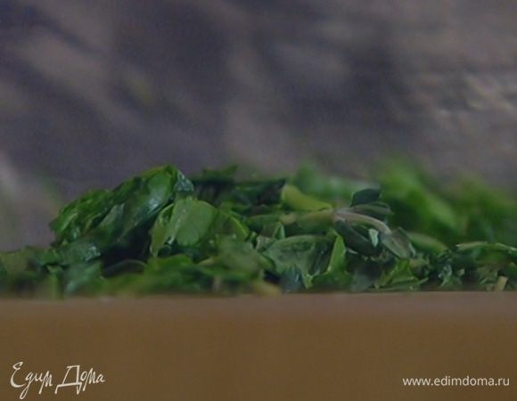 Листья тархуна, базилика и тимьяна мелко порубить.