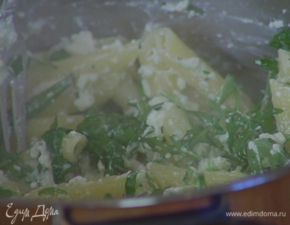 В горячие макароны добавить творожный соус, руколу, влить 2 ст. ложки воды, в которой варились макароны, и все перемешать.