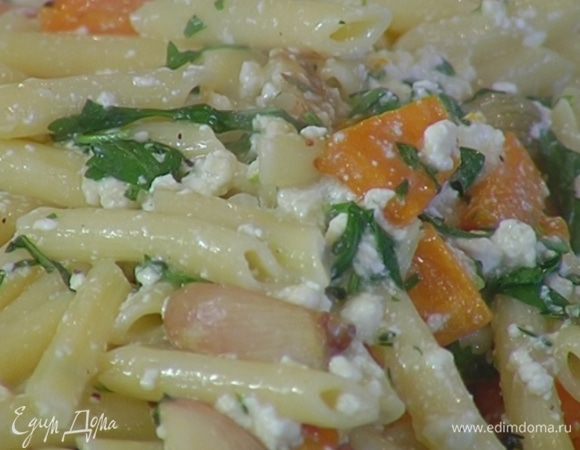 Запеченные овощи вместе с выделившимся соком добавить в макароны с творогом, еще раз все перемешать и сбрызнуть оливковым маслом Extra Virgin.