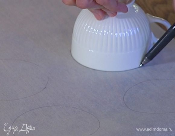 На бумаге для выпечки нарисовать ровные круги (можно обвести контур чашки).