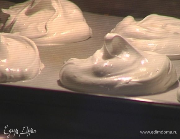 Выпекать меренги в разогретой духовке 1 час, затем выключить духовку и не вынимать пирожные еще 15–20 минут.