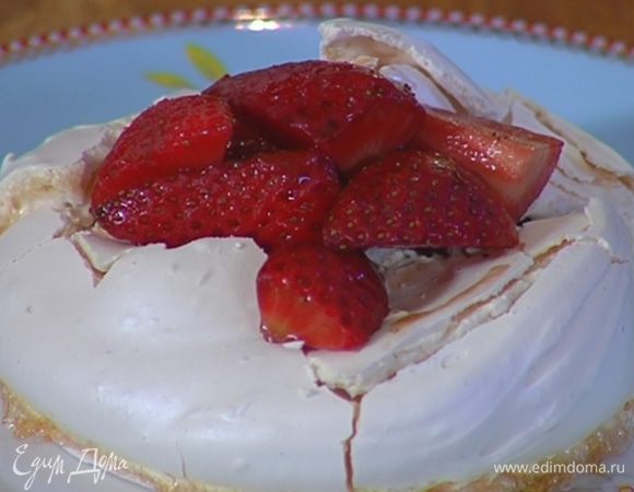 В центр выложить маринованную клубнику, полить клубничным соусом.
