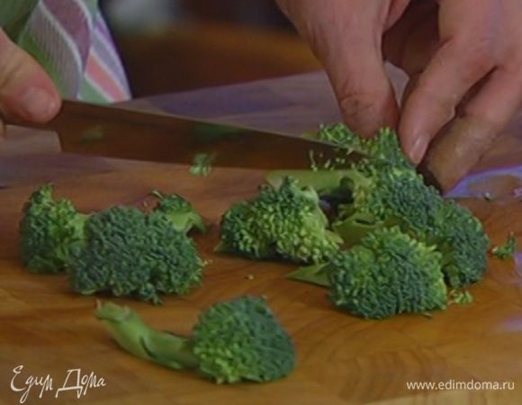 Брокколи разобрать на соцветия и разрезать каждое соцветие вдоль на 2–3 части.