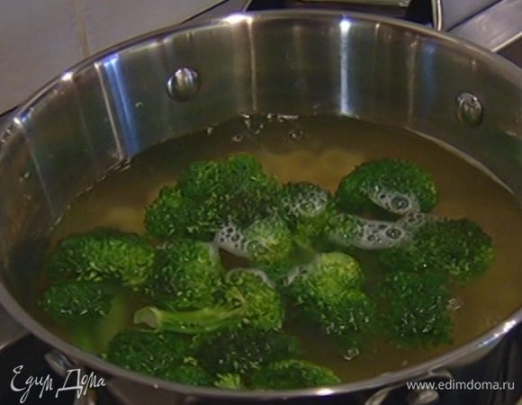 За пару минут до готовности макарон добавить в кастрюлю брокколи, затем воду слить.