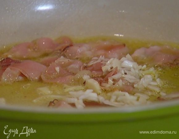 Пеперончино раскрошить руками и добавить в сковороду.