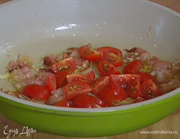 Выложить к бекону с луком помидоры и все немного прогреть.