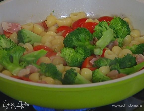 Макароны с брокколи добавить в сковороду с беконом и черри, перемешать и переложить в салатницу.