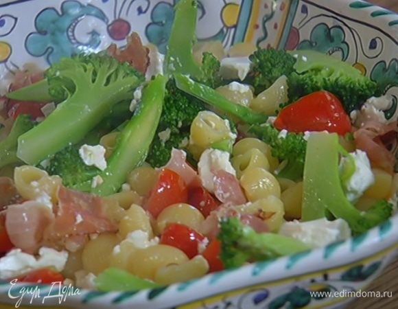 Фету поломать на небольшие кусочки, выложить на салат и все перемешать.