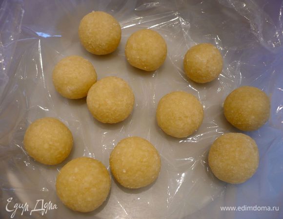 Четвертую часть делим на одиннадцать равных частей и скатываем из них шарики. Также кладем их на пленку и прикрываем пленкой сверху.