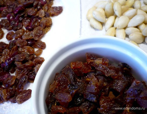 Форму смазываем сливочным маслом. Миндаль бланшируем в течение пары минут, сливаем воду, очищаем миндаль от кожицы, просушиваем бумажным полотенцем. Духовку разогреваем до 160 градусов. Изюм и клюкву, если они не очень мягкие, завариваем кипятком на несколько минут, сливаем воду и просушиваем бумажным полотенцем. Курагу режем мелко, изюм и клюкву тоже измельчаем ножом. Миндаль режем на кусочки.