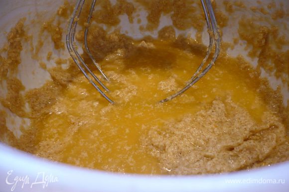 С апельсина снимаем цедру, сок выжимаем. Размягченное сливочное масло взбиваем с сахаром, добавляем по одному яйца, продолжая взбивать. Добавляем сок, перемешиваем хорошенько.