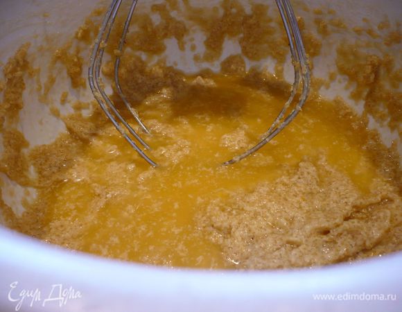С апельсина снимаем цедру, сок выжимаем. Размягченное сливочное масло взбиваем с сахаром, добавляем по одному яйца, продолжая взбивать. Добавляем сок, перемешиваем хорошенько.