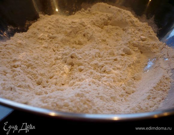 Муку смешиваем с разрыхлителем и рубленым миндалем.
