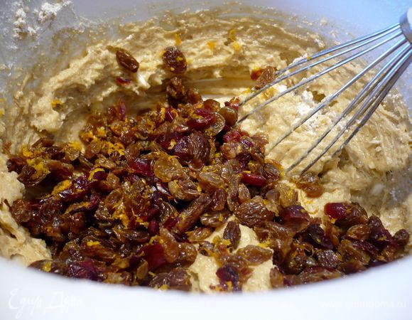 Добавляем к масляно-яичной массе муку и сухофрукты. Перемешиваем хорошо.