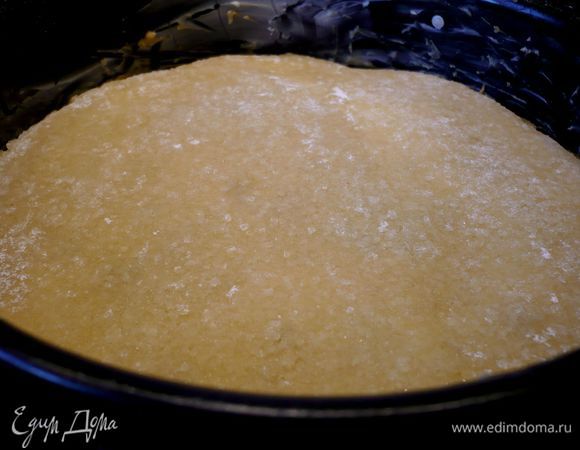 Сверху кладем марципановый корж.