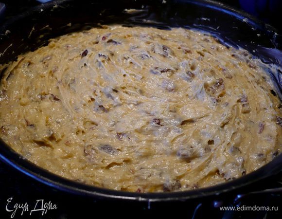 Снова выкладываем одну третью часть теста, разравниваем, сверху — марципановый корж. Снова выкладываем уже оставшееся тесто, разравниваем. Ставим в духовку на 1 час 10 минут выпекаться при 160 градусах (через 50 минут закрываем форму фольгой), затем увеличиваем температуру до 180 градусов и выпекаем еще 25 минут.