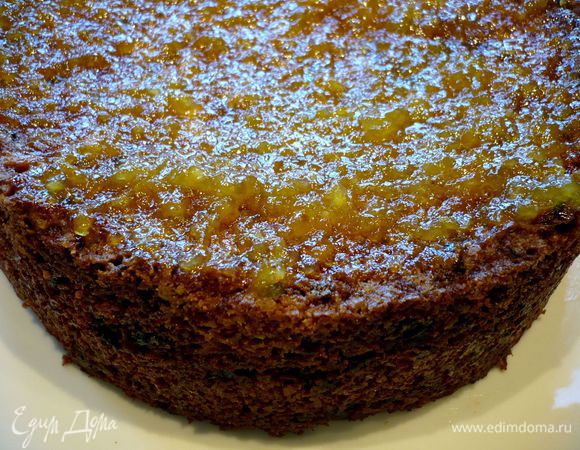 Даем пирогу остыть, извлекаем его из формы, освободив бока торта от формы при помощи шпателя или ножа. Разогреваем духовку в режиме гриль. Смазываем верх пирога теплым джемом.