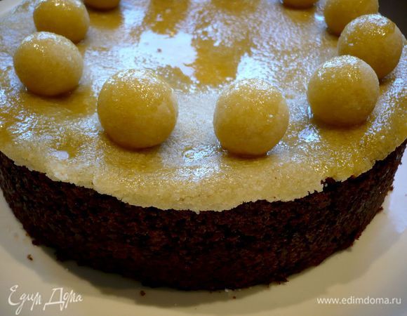 Сверху выкладываем последний марципановый корж и шарики. Смазываем верх яйцом. Ставим под гриль минутки на две.