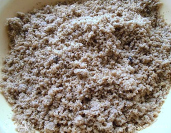 Семечки, грецкие орехи (в оригинале использовался миндаль) и финики измельчить в мясорубке. Кстати, в последнее время я называю ее "орехомолка"))) Если финики сухие, лучше их замочить в воде на 2 часа. Добавить молотый сушеный имбирь, апельсиновый сок и цедру. Пробуйте по вкусу, я добавляю столько сока, чтобы было в меру сладко. 