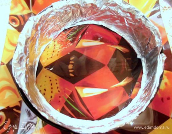 Так как я готовлю торт сразу на красивом блюде, то я поступаю следующим образом. Беру разъемную форму диаметром 20 см (только само кольцо), ставлю его на блюдо и обматываю изнутри лентой из фольги, плотно прижимая к стенкам. Так делать удобнее всего, потому что потом торт практически невозможно будет перенести на блюдо. А, благодаря фольге, форма остается чистой!