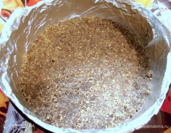 Выложить половину "теста" в форму. Может понадобиться чуть меньше. Вкусно, когда слой получается не очень толстым. Рукой плотно утрамбовать его.