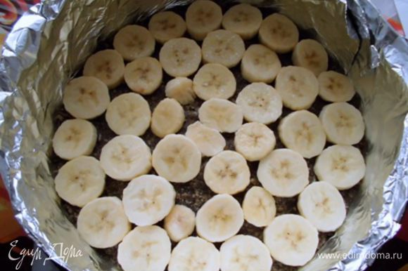 Бананы нарезать кружочками. Для этого торта лучше брать слегка зеленковатые бананы, более крепкие. Сверху слегка сбрызнуть их соком лимона. Это мое дополнение, т.к. мне показалось, что от этого бананы будут в меру сладкими и не потемнеют. Выложить бананы на основу, слегка прижимая в нее. Количество бананов зависит от их размера и количества слоев. Я обычно делаю 2-3 банановых слоя.