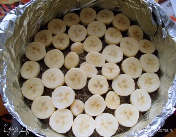 Бананы нарезать кружочками. Для этого торта лучше брать слегка зеленковатые бананы, более крепкие. Сверху слегка сбрызнуть их соком лимона. Это мое дополнение, т.к. мне показалось, что от этого бананы будут в меру сладкими и не потемнеют. Выложить бананы на основу, слегка прижимая в нее. Количество бананов зависит от их размера и количества слоев. Я обычно делаю 2-3 банановых слоя.