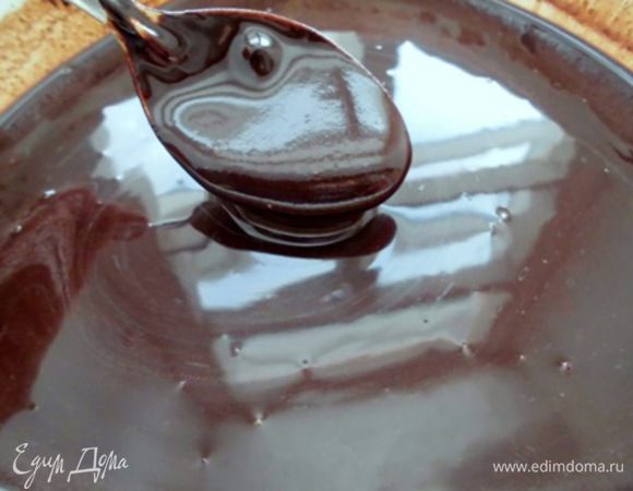 Для шоколадной глазури: кэроб (или какао) просеять через сито, добавить мёд и немного воды. Кэроб сам по себе очень сладкий, поэтому, если Вы используете какао, мёда может понадобиться больше. Вымешать глазурь до однородного состояния. Она должна быть средней густоты. Полить ней банановый слой. Я сверху еще присыпала кокосовой стружкой, уж очень люблю ее!