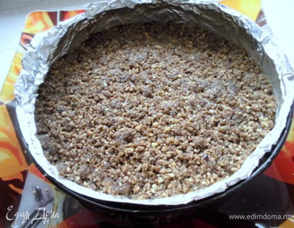 Дальше опять выложить ореховый слой. Немного утрамбовать его.