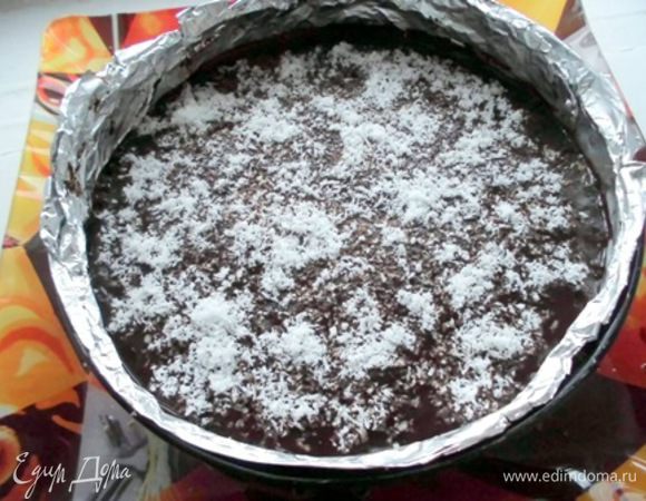 Полить оставшейся глазурью. Если ее не осталось, приготовить заново. Тут она может быть немного гуще. Сверху торт присыпать кокосовой стружкой. Охлаждать в холодильнике минимум 4 часа. Лучше приготовить с вечера и оставить до утра. А утром снять кольцо, ленту из фольги, нарезать торт на кусочки и подавать к столу! Приятного Вам аппетита и будьте здоровы!))