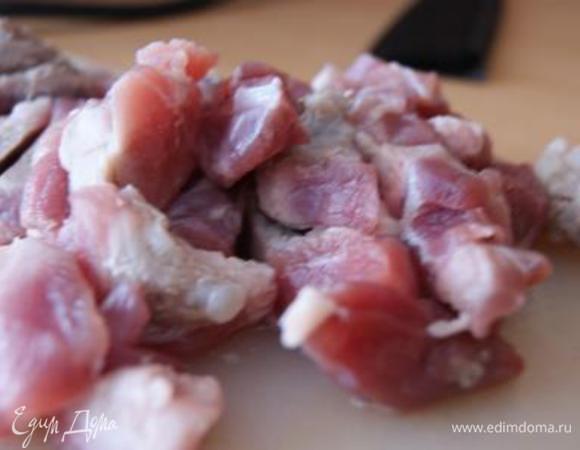 Свинину порезать на кусочки.