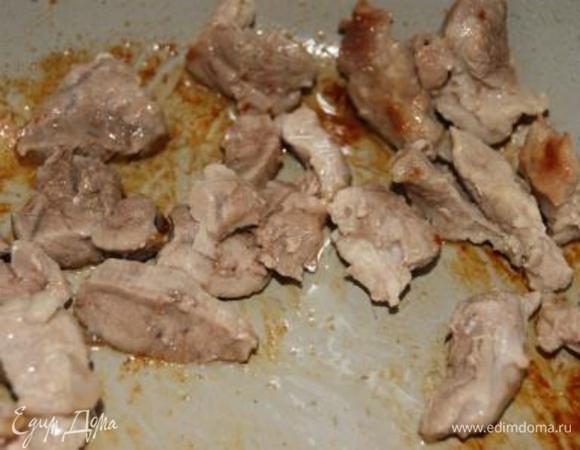 Обжарить на сильном огне 3 минуты, тушить на среднем огне 25 минут.