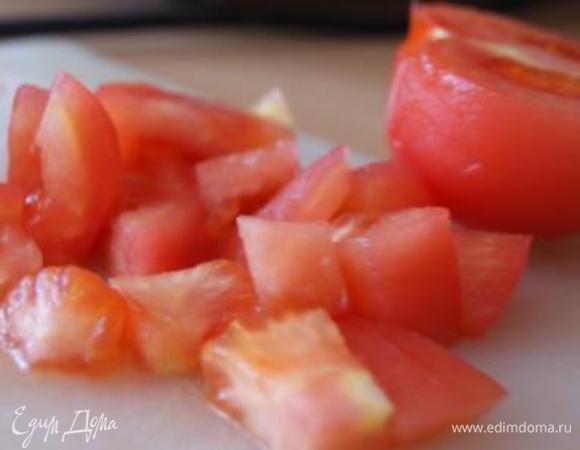На помидоре сделать крестовой надрез, обдать кипчтком, снять кожицу. Порезать кусочками.