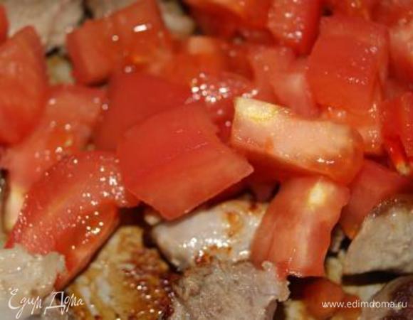 Добавить к мясу, потушить 3-4 минуты.