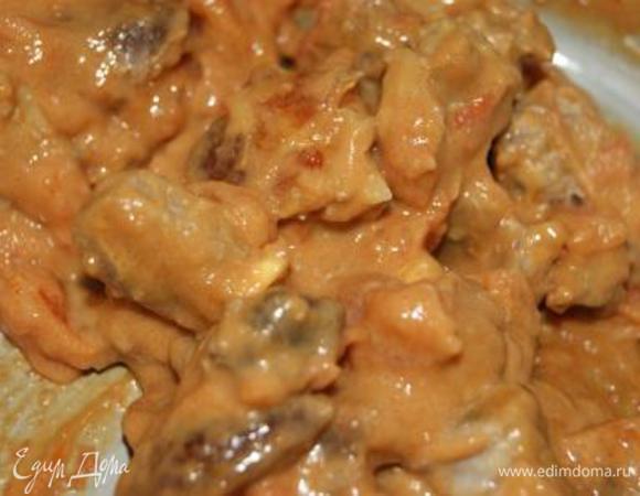 Добавть соевый соус и арахисовую пасту, хорошенько перемешать, выключить плиту, дать постоять минут 10-15.
Арахисовую пасту готовлю по рецепту http://www.edimdoma.ru/retsepty/57732-shokoladno-arahisovyy-tart