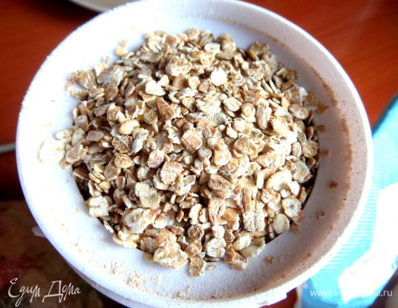 Вначале нужно высыпать хлопья в кофемолку.