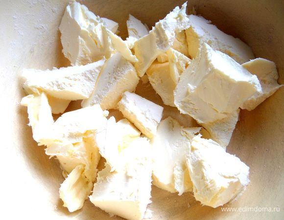 Масло достать заранее и размять на кусочки.