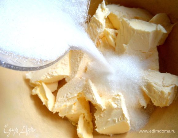 Всыпать сахар с ванилью...