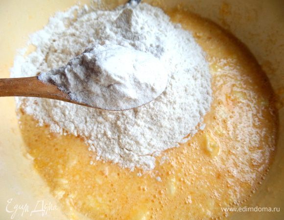 Всыпать муку с разрыхлителем и солью.