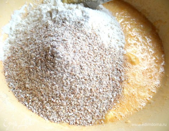 Крошку из хлопьев и крахмал...