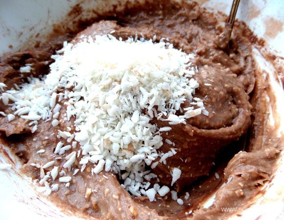 Добавить кокосовую стружку по вкусу.