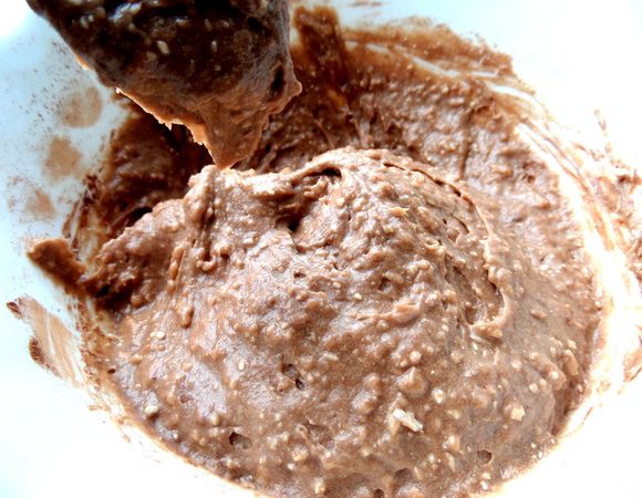 Тесто можно приготовить заранее и убрать под плёнку в холодильник.