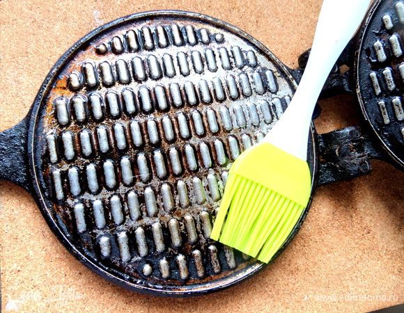 А можно сразу приступить к выпечке вафель. Для этого прокалить на огне с каждой стороны вафельницу, а потом смазать всю поверхность маслом.