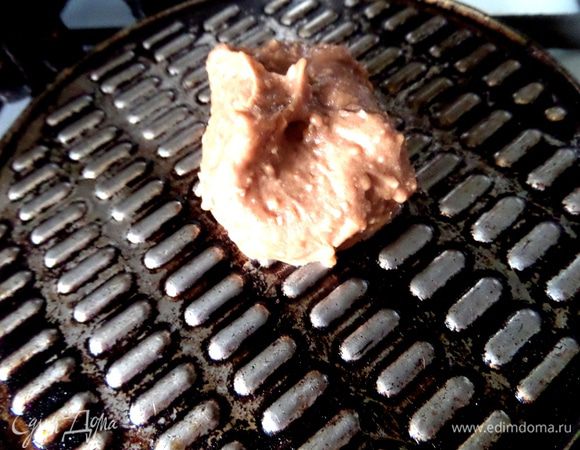 Я люблю вафли с неровными краями,не идеально круглые, поэтому теста кладу вот столько, чайную ложку с горкой.